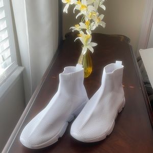 Lightweight breathable casual sports sneakers .